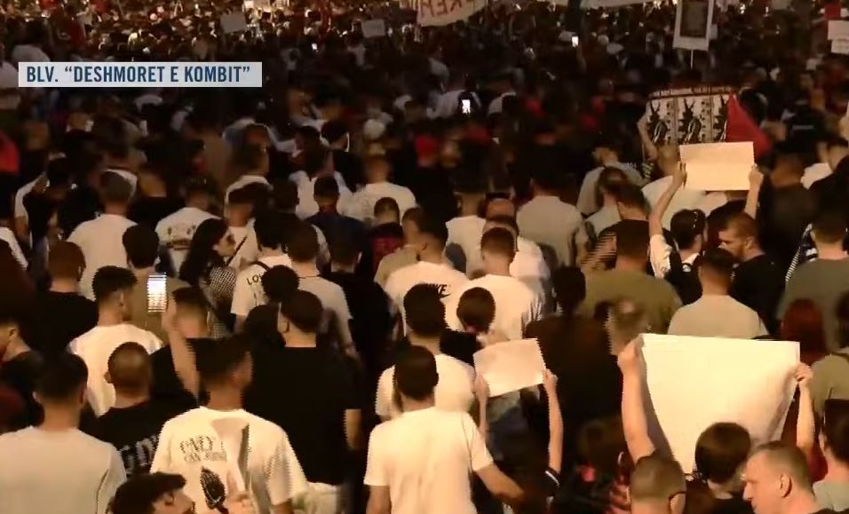  Rama ik     Bulevardi i përmbytur nga protestuesit  nis marshimi në rrugët e Tiranës