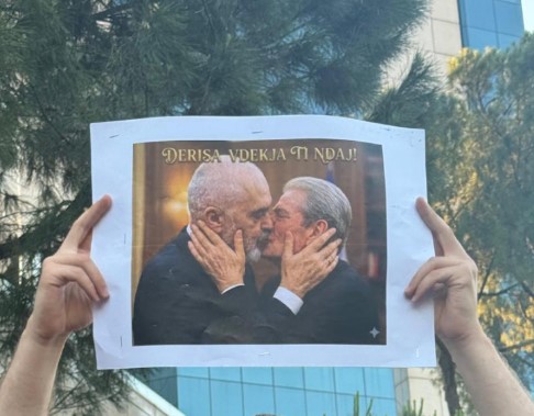 FOTOLAJM   Derisa vdekja t i ndajë   protestuesit nuk i kursejnë ironitë  thumbojnë Ramën dhe Berishën