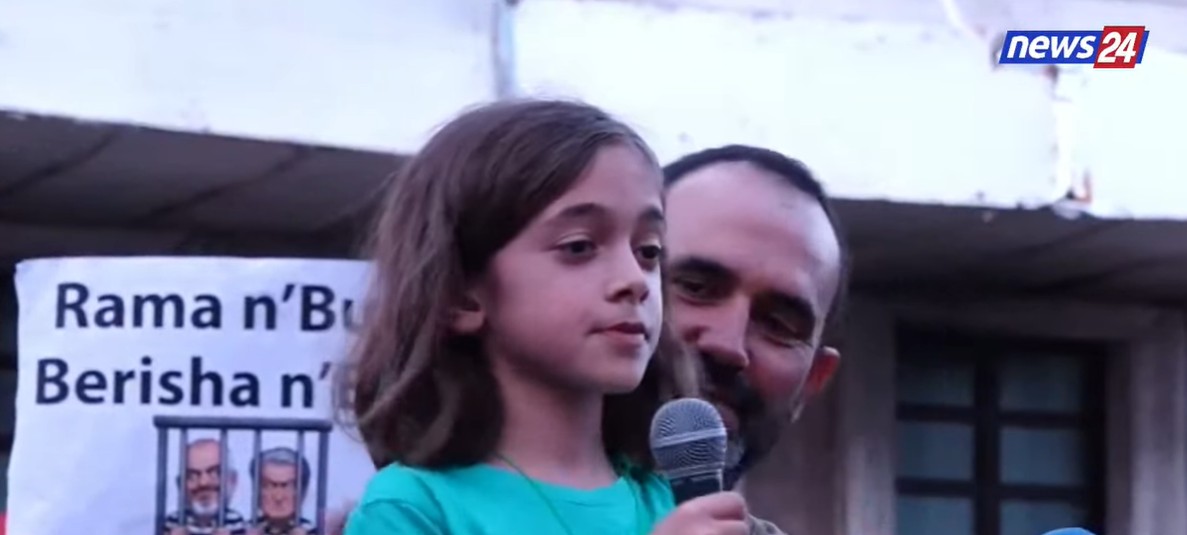 ”E duam natyrën ta mbroni për NE”, në protestë edhe fëmijët, vogëlushi thirrje Ramës: Dorëhiqu, dorëhiqu!
