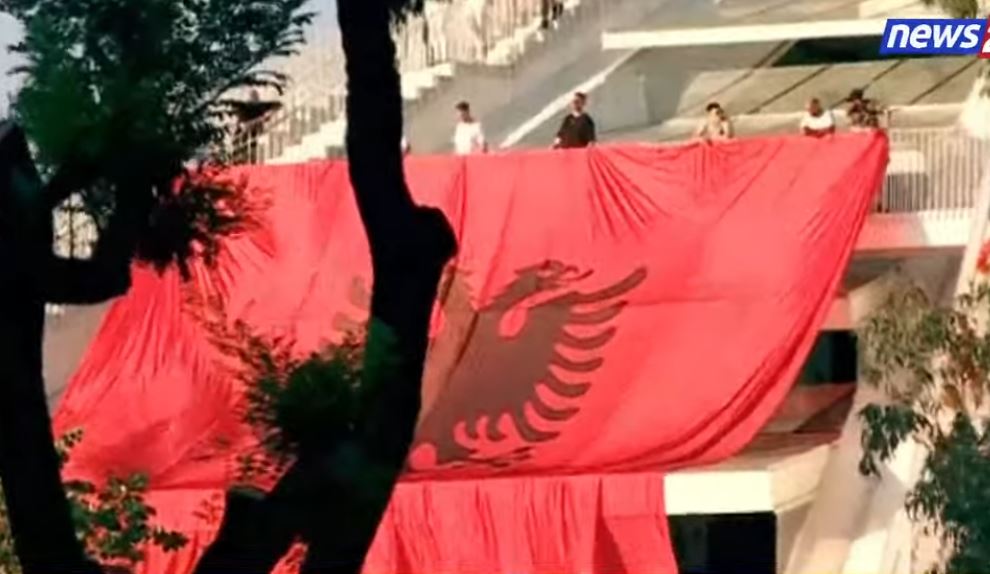 Moment kulminant në protestën më të madhe antiqeveritare në 3 dekada  Protestuesit shpalosin flamurin kuqezi te Piramida