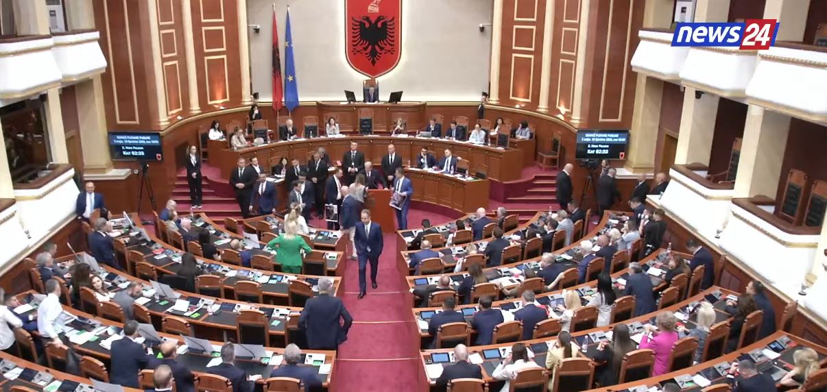 Tensione në Kuvend  Deputetët demokratë bllokojnë Foltoren  afrohet Garda  VIDEO 
