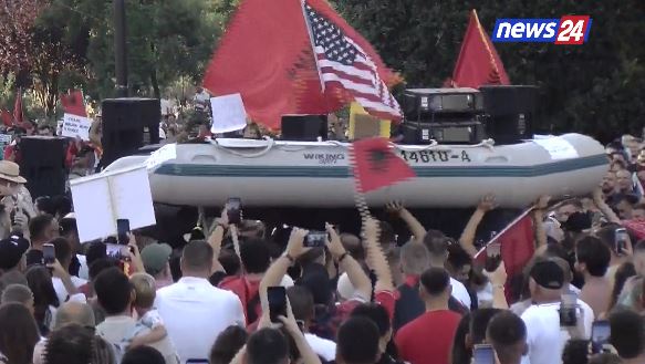 “Rama jep dorëheqjen”/ Diaspora mbush sheshet e botës në mbë