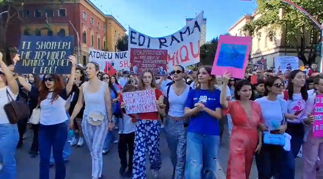 Bulevardi “Dëshmorët e Kombit” mbushet plot, protestuesit i përgjigjen policisë, fëmijët dhe gratë udhëheqin marshimin