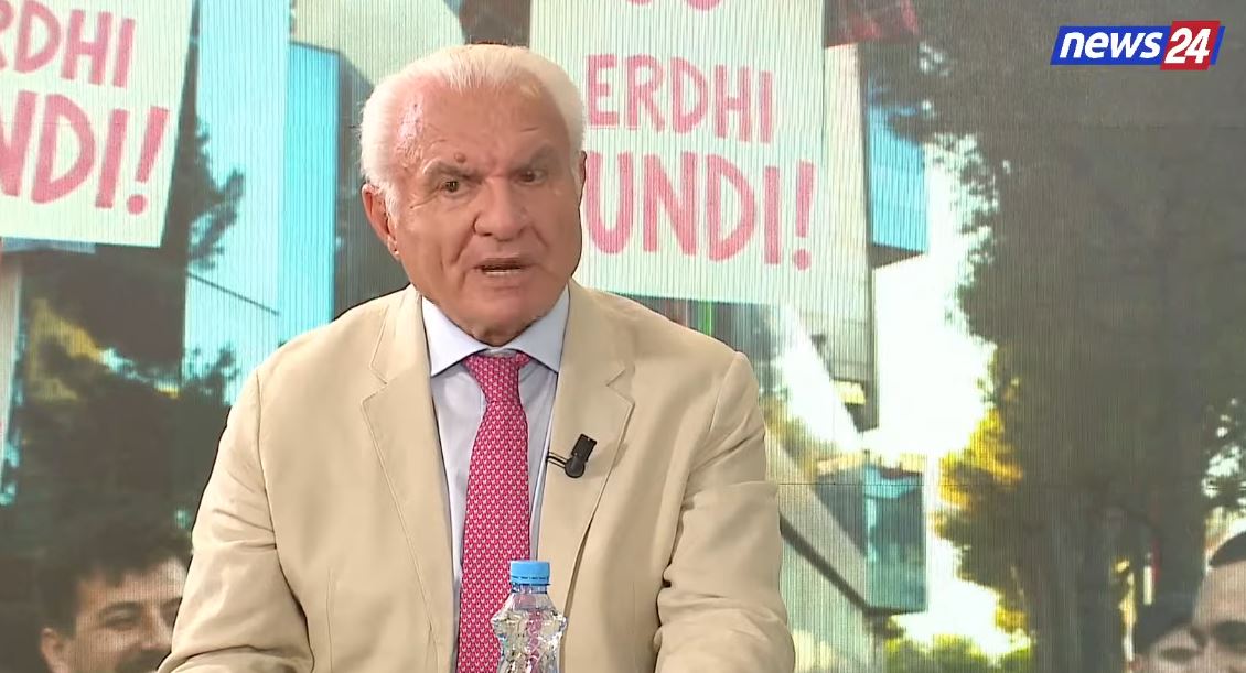 News24 raporton live protestën prej 21 ditësh  Havari  Mbani kupën e popullit  Jeni heronj  në anën e duhur të historisë