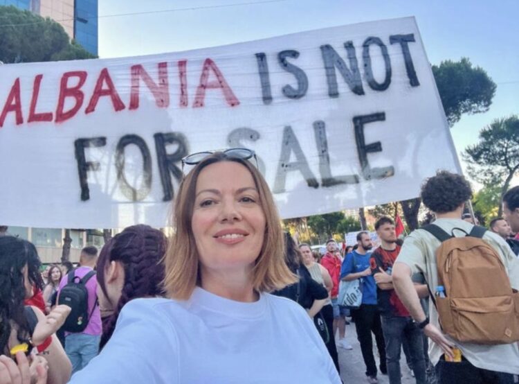 protesta-masive-per-doreheqjen-e-rames-aktorja-e-njohur-u-bashkohet-qytetareve-te-revoltuar-ne-tiranes