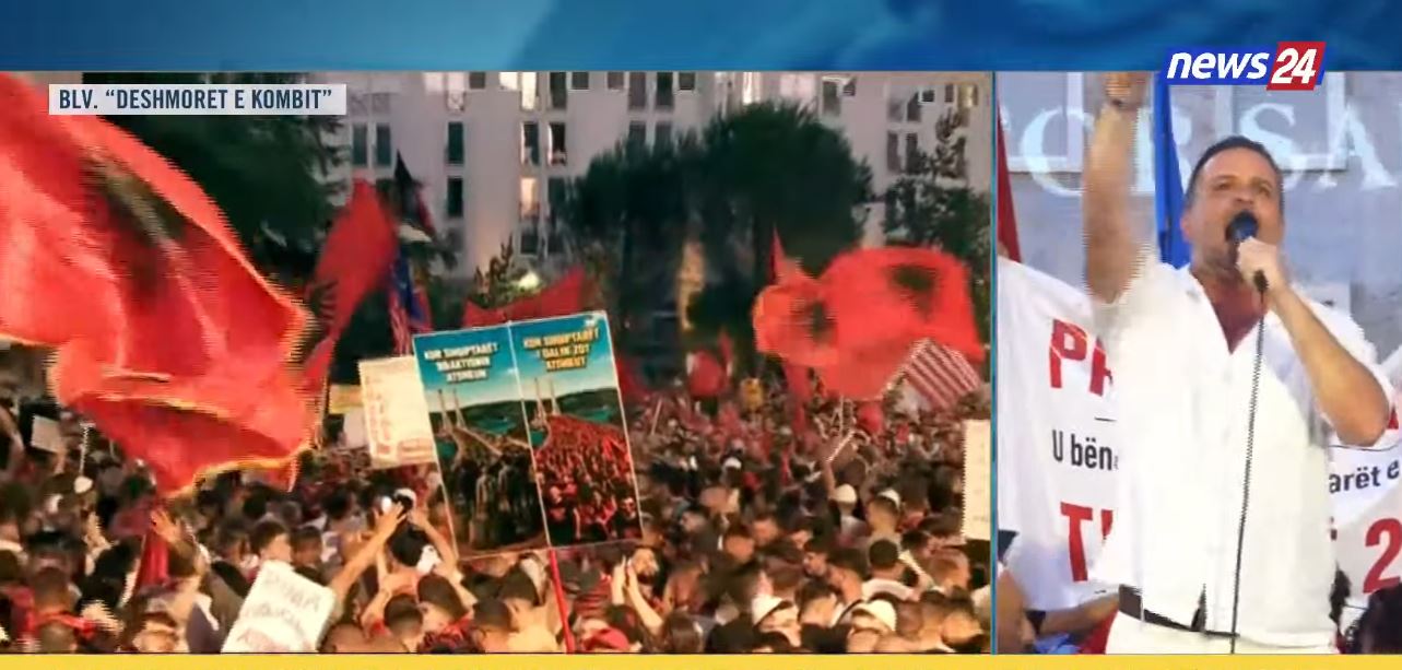  Shqipëria ka zot dhe për të luftojmë ne   Mjeku në protestën kundër Ramës  thirrje kolegëve  Bashkohuni këtu  Shkrepat e shqi   