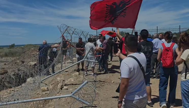 VIDEO  Banorët e Rrjollit nuk tërhiqen  heqin me forcë telat me gjemba që rrethojnë kantierin e ndërtimit