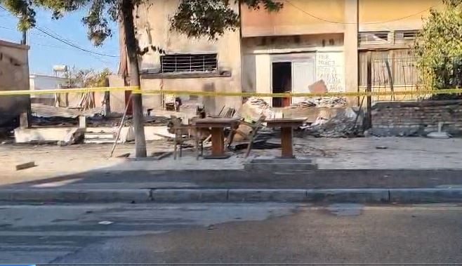 VIDEO/ Përfshihet nga flakët gjatë natës lokali në Kavajë, dyshohet se zjarri është i qëllimshëm