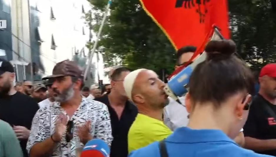 Lirohen 6 protestuesit  Arben Kola zbardh skenarin e protestës së 31 të  Mblidhemi si çdo ditë dhe vijojmë marshimin