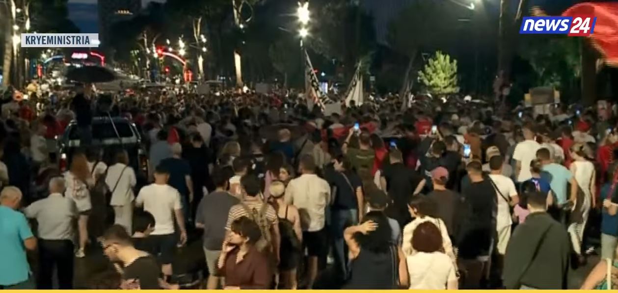 LIVE  Nuk i pengon stuhia e shiut  protestuesit nisin marshimin në rrugët e Tiranës  Edi Rama jep dorëheqjen