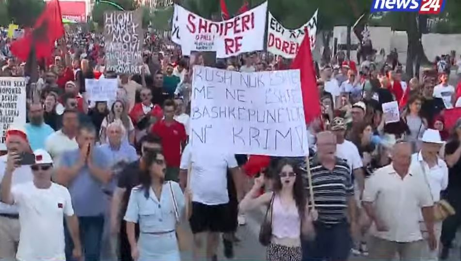LIVE  18 ditë revoltë popullore  Protestuesit shpalosin pankartën  Kush nuk është me ne është bashkëpunëtor në krim