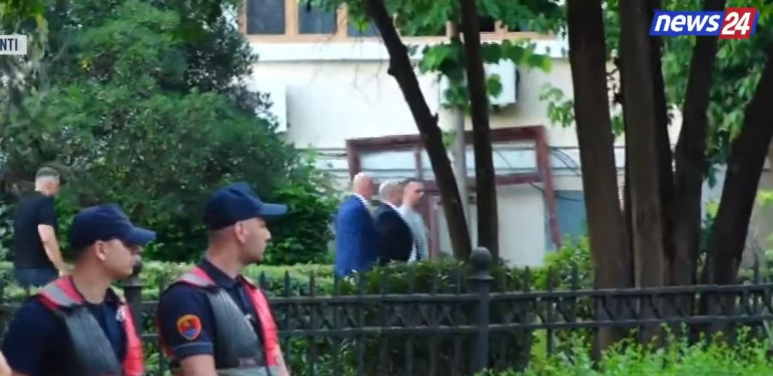 LIVE  Deputetët dalin nga salla e seancave plenare  protestuesit i zënë mat  Parlamenti i krimit 