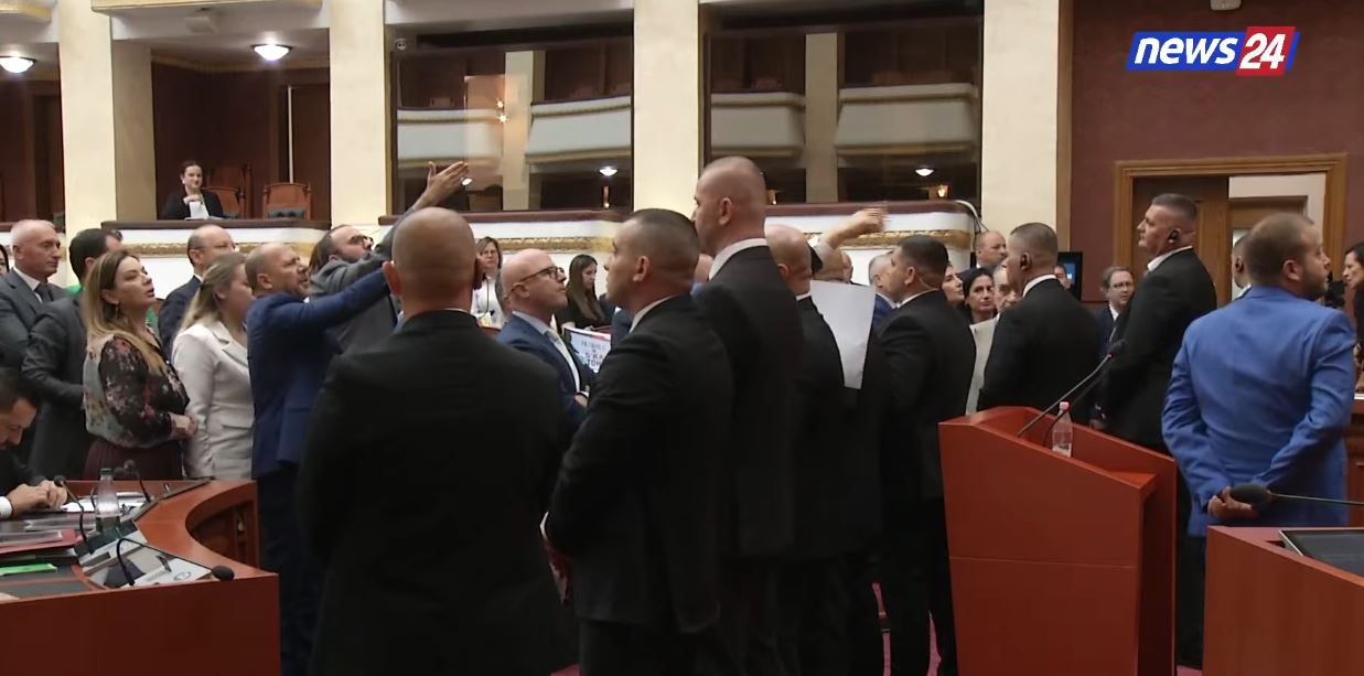 Pas tensioneve në Kuvend  ndërpritet seanca  Noka kërkoi replikë me Ballën  Peleshi  S e lejon rregullorja  Deputetët e PD bll   
