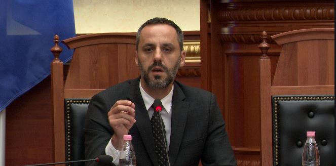“Refuzoj teatrin e shëmtuar”, Lamallari i kthehet opozitës: Mund të shkoni në protestë, por s’keni lidhje me qytetarët