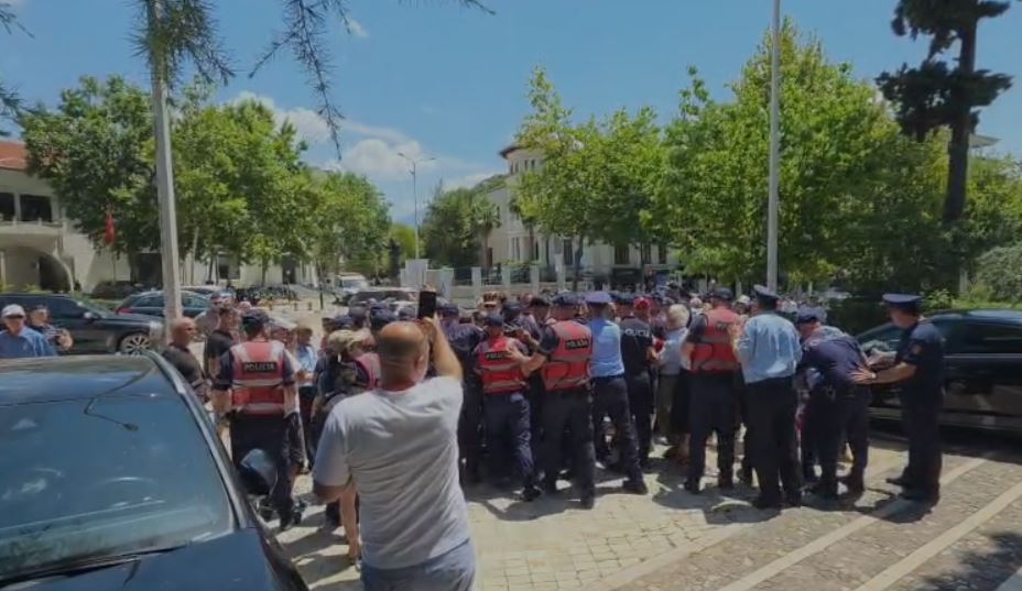 VIDEOLAJM  Makina e ministrit del nga Kuvendi  protestuesit e sulmojnë me vezë