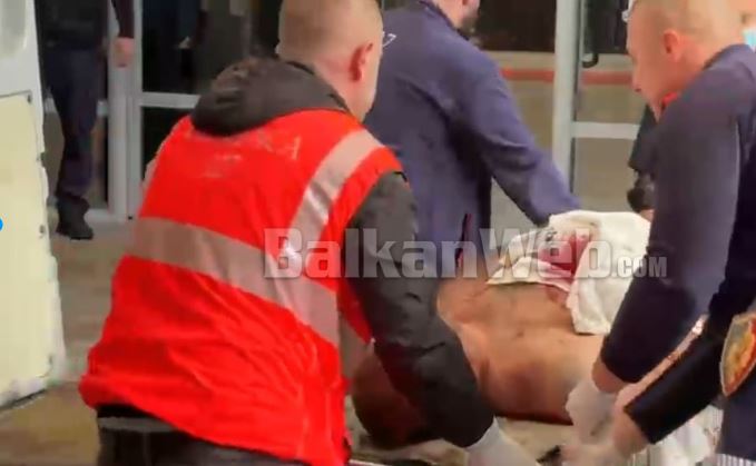 Vrau një polic dhe plagosi një tjetër/ I mbuluar me gjak, momenti kur mbërrin në spitalin e Traumës autori i ngjarjes në Korçë (VIDEO)