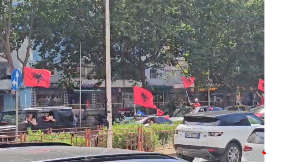 Video Atmosferë revolucioni në kryeqytet  autokolona kilometrike mbërrin në Tiranë  Flamujt tërheqin vëmendjen e qytetarëve