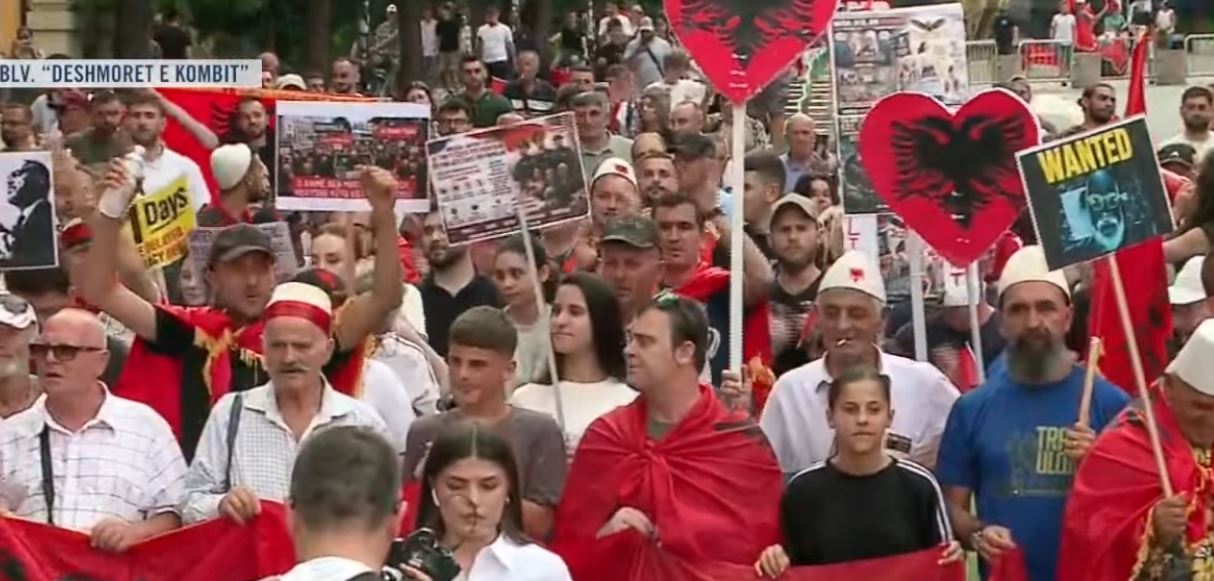 Protestë maratonë që prej orës 10 00  Qytetarët nisen drejt Kryeministrisë  Rama jepe dorëheqjen  ju erdhi fundi 