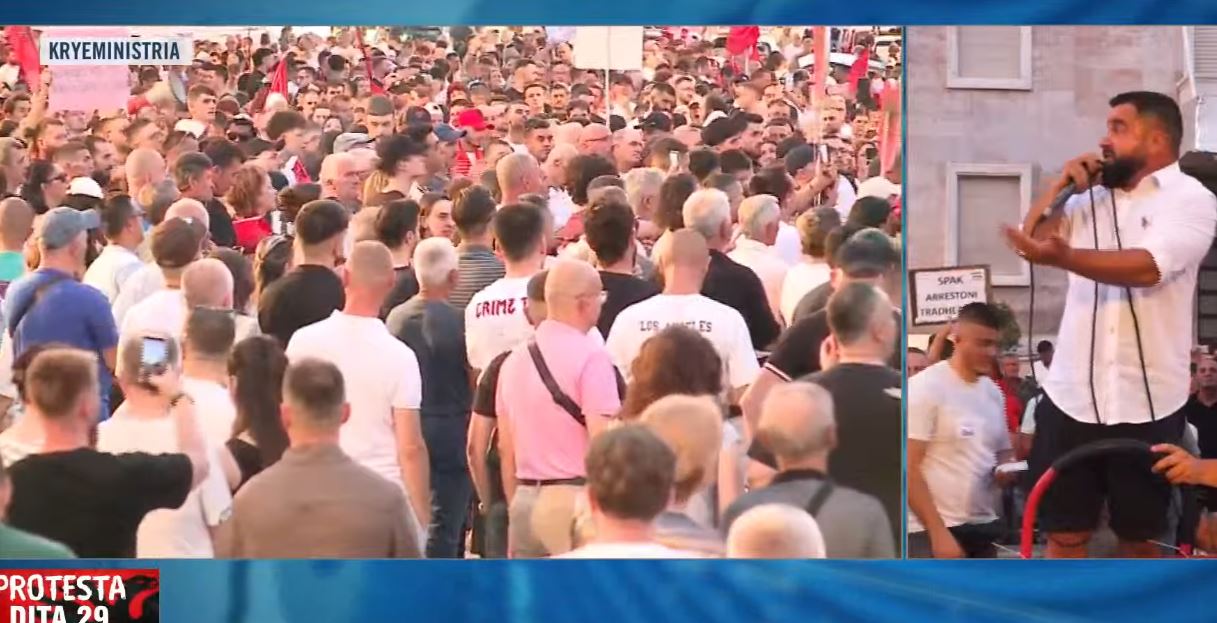  Ora jote ka mbaruar   Protestuesi i rendit dështimet Ramës  Dorëhiqu  Do mbajmë  peng  sheshin  Gjithë Shqipëria    