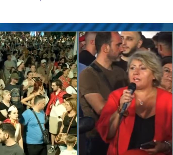  Populli nuk të do më  si të zë gjumi    Protestuesja  Jemi këtu nga zemërimi  mjaft më në mjerim 