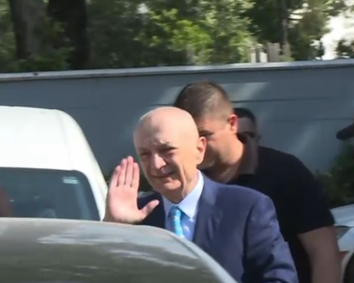 SPAK i jep sërish leje Metës, Presidenti i PL lë qelinë, pret ngushëllime për humbjen e babait
