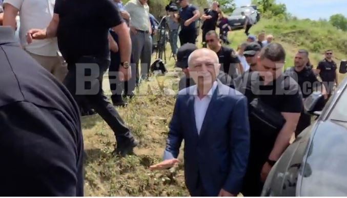 VIDEO  I jep sot lamtumirën e fundit babait  Ilir Meta mbërrin në Çepan të Skraparit  shoqërohet nga policia