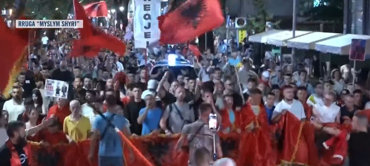 LIVE   Shqipëria kërkon revolucion   vijon marshimi në rrugët e Tiranës  protestuesit  Edi Rama jep dorëheqjen  Ju erdhi fundi