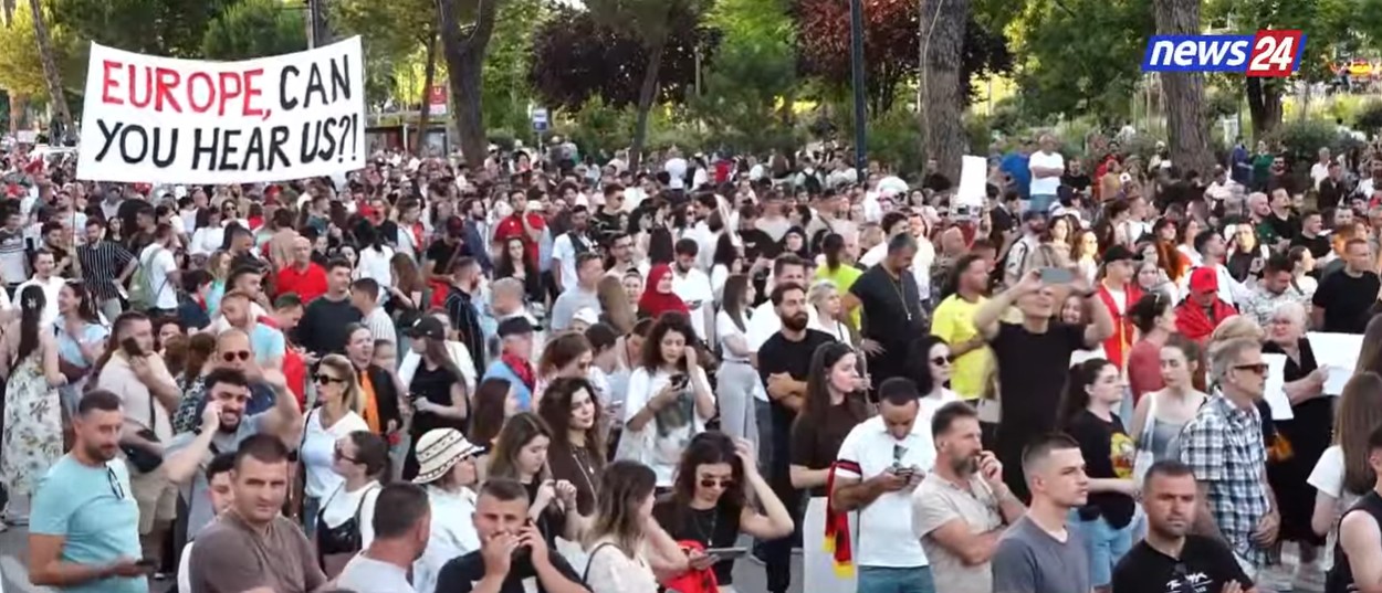 “Rama zhduku, bashkë me Ballukun!”/ Protestuesi nga Korça: Të zhduket sa më parë kjo klasë politike, për një Shqipëri të re!
