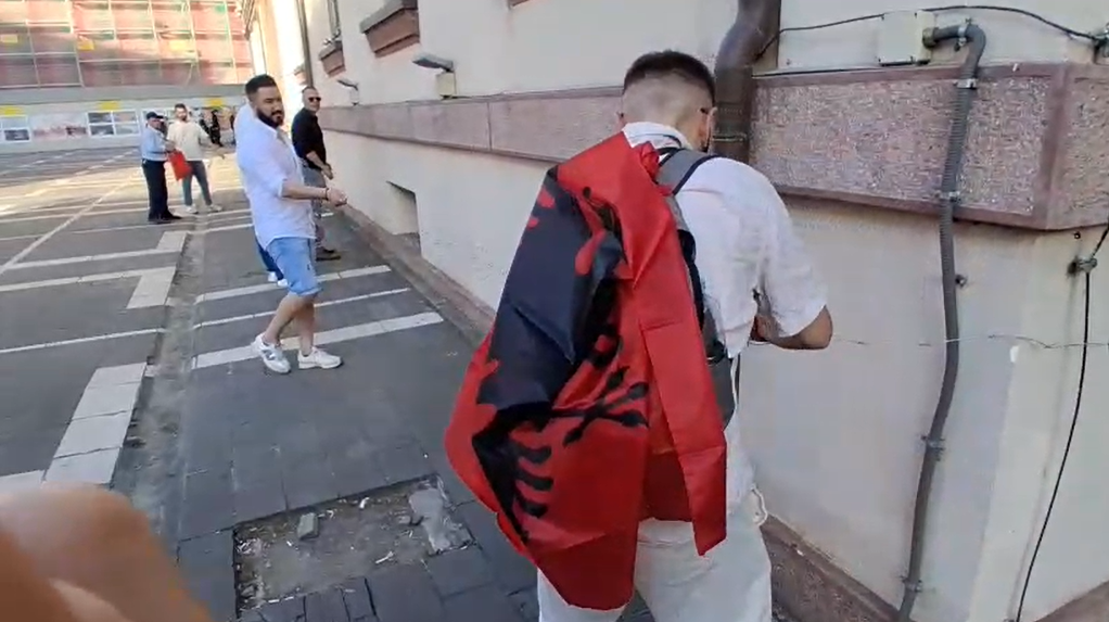 VIDEO  Simbolika e protestës  qytetarët  lidhin  Ministrinë e Brendshme me tela me gjemba