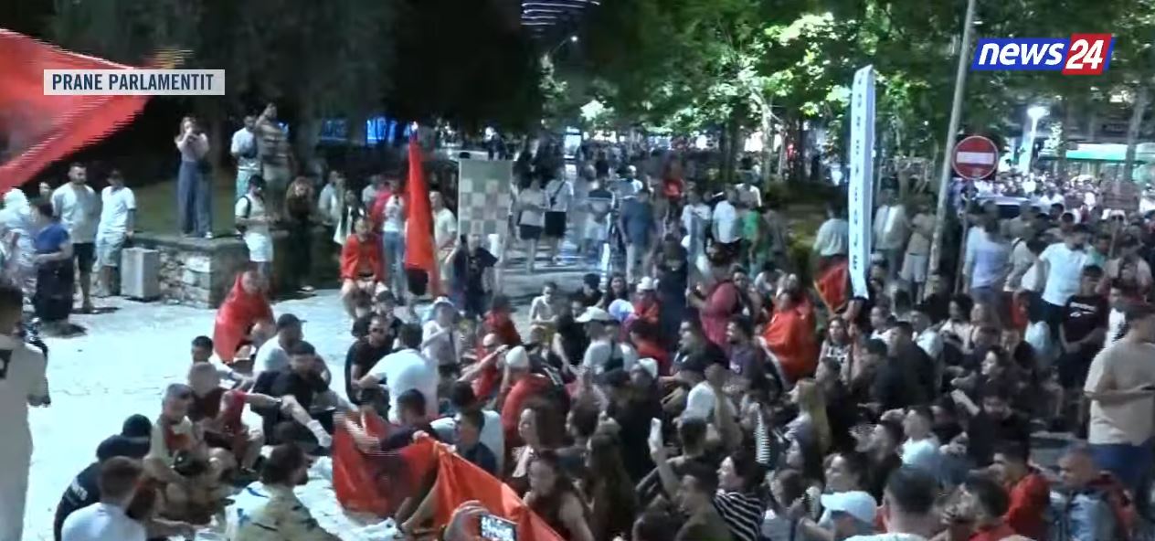live-shqiptaret-kerkojne-largimin-e-rames-zegjine-na-numero-protestuesit-ulen-kembekryq-te-kuvendi-pa