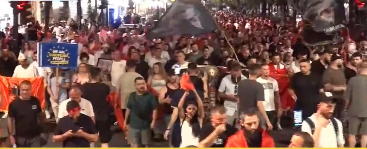 LIVE    Rama jep dorëheqjen  Nuk ka negociata   protestuesit vijojnë marshimin pa shenja ndalimi  Shqipëri e   
