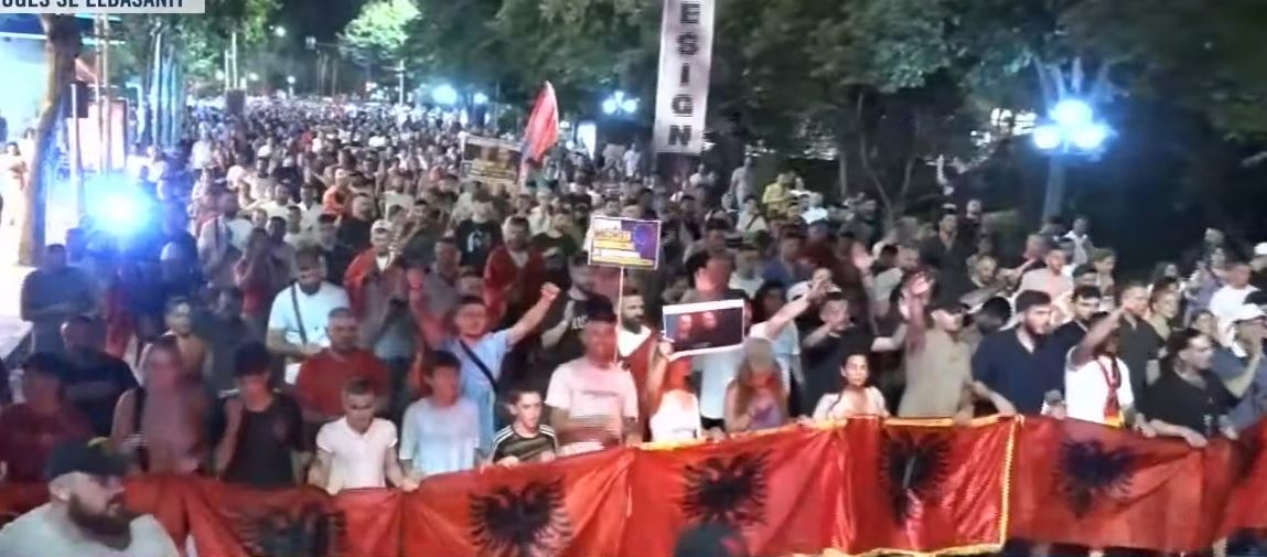 LIVE   Rama në burg  Berisha në burg   vijon marshimi në rrugët e Tiranës  Protestuesit thirrje për dorëheqjen e k   