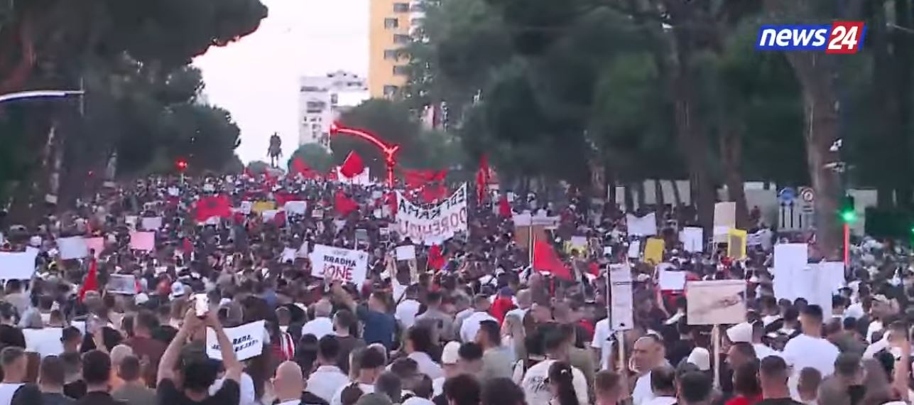 LIVE- Më mijëra kundër kryeministrit! Rrugët e Tiranës të te
