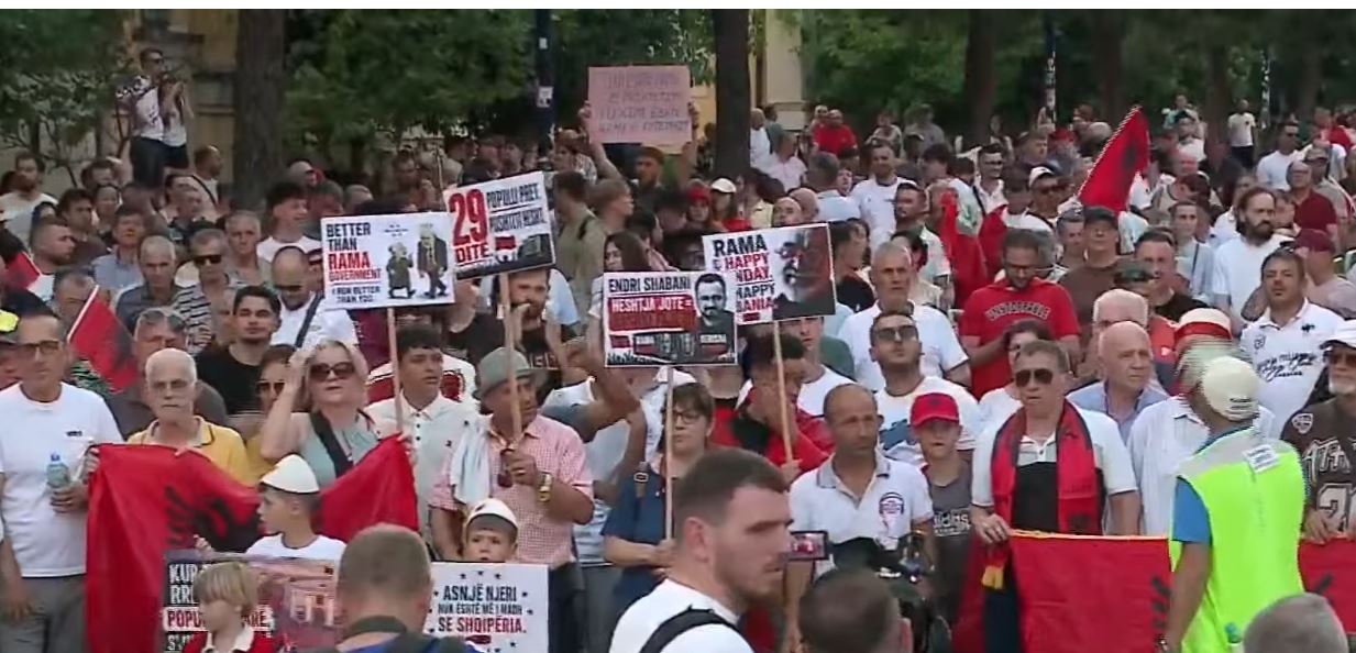 LIVE Tubimi kundër kryeministrit  shqiptarët kërkojnë dorëheqjen e tij  Arben Kola  Rama ka vjedhur  t i konfiskohet pas   