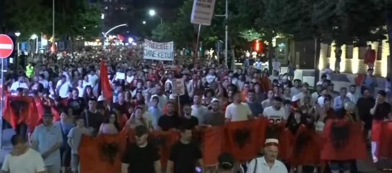 Protest Tiraneeeeeeeeeeeeeeeeeeee