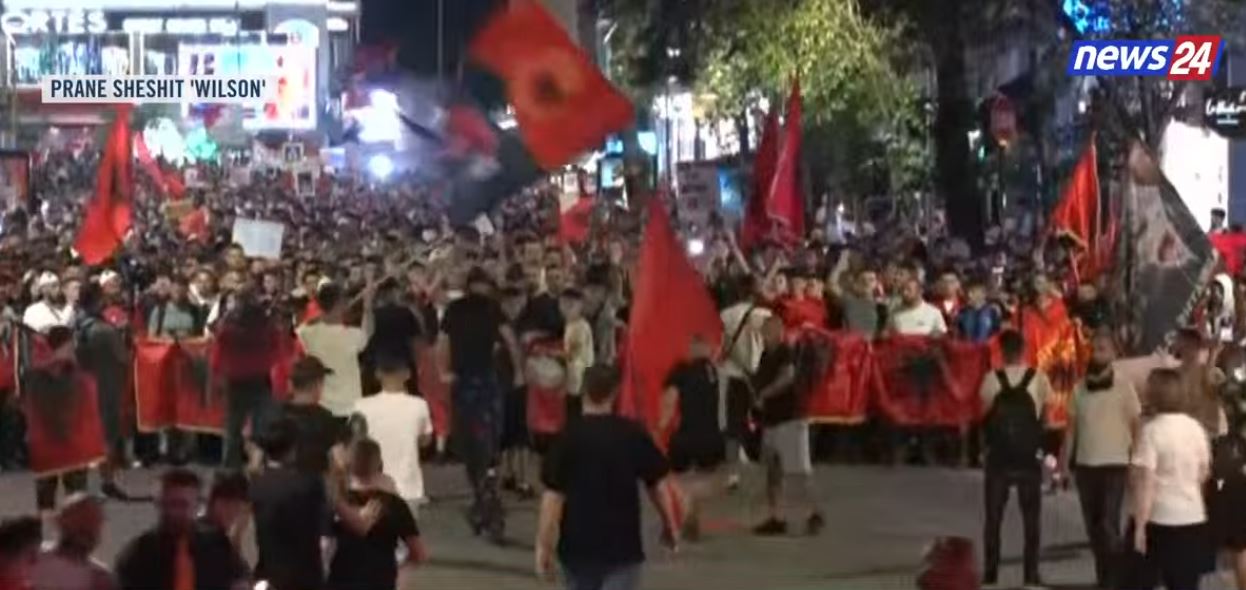 LIVE   Revolucion    Uragani  i protestuesve marshim kilometrik në Tiranë  nuk shihet fundi  Shqipëri e Re  Rama jep dorëheqje   