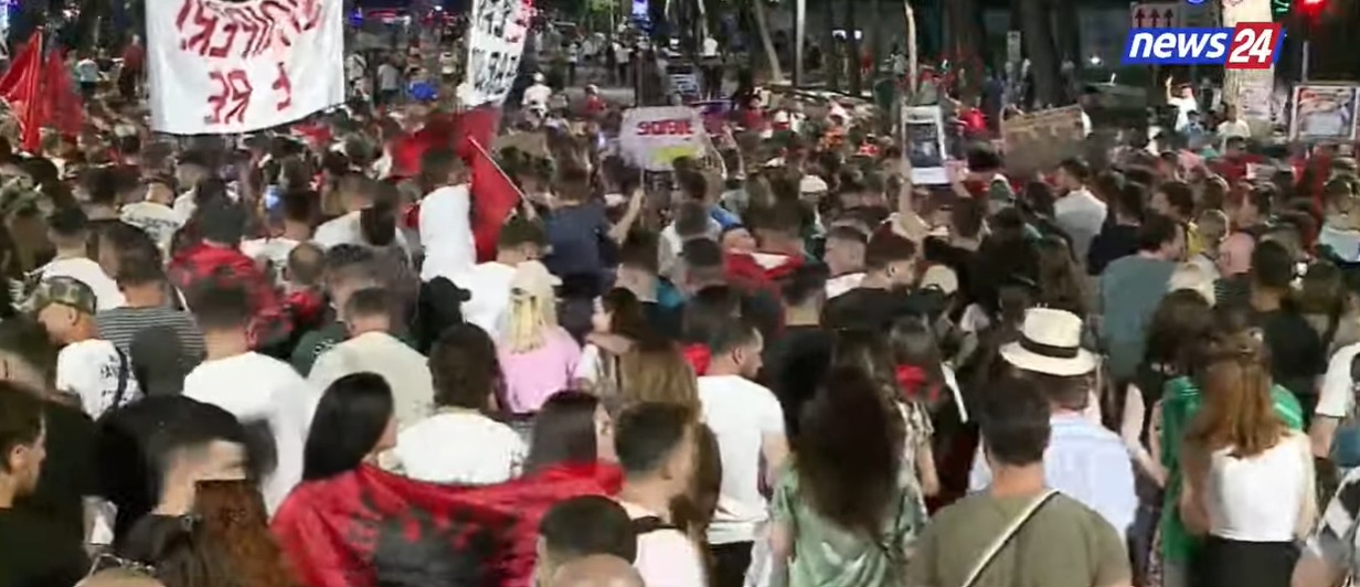  Bashkohuni me ne    protestuesit thirrje qytetarëve të ngrihen nga kafet dhe t i bashkohen revoltës  Shqipëri e re 