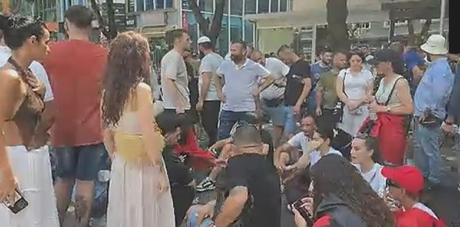  Lironi çunat    Protestuesit marrin vendimin  Protesta e orës 19 00 do të nisë që tani  Bashkohuni me ne
