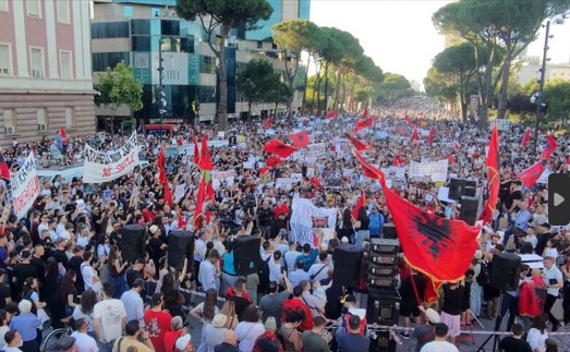 Energjia e protestës vijon të shtohet  qytetarët shtojnë presionin në shesh  Parulla dhe thirrje  Rama dorëhiqu  