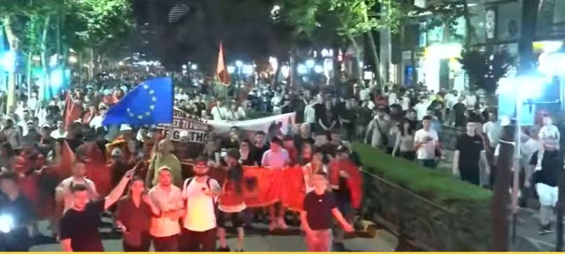 LIVE- “Shqipëri e Re”/ Tirana në këmbë. Vijon mars