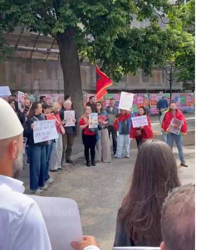 Shqiptarët në këmbë  kërkojnë dorëheqjen e Ramës  Protesta sot në Hagë  Ta rrëzojmë qeverinë e korruptuar  na përzunë nga shtë   