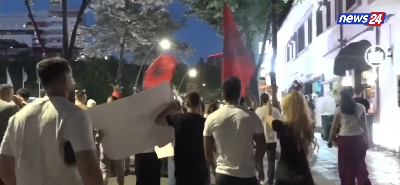 “Revolucion, Revolucion”/ Protestuesit ‘pushtojnë’ rrugët në