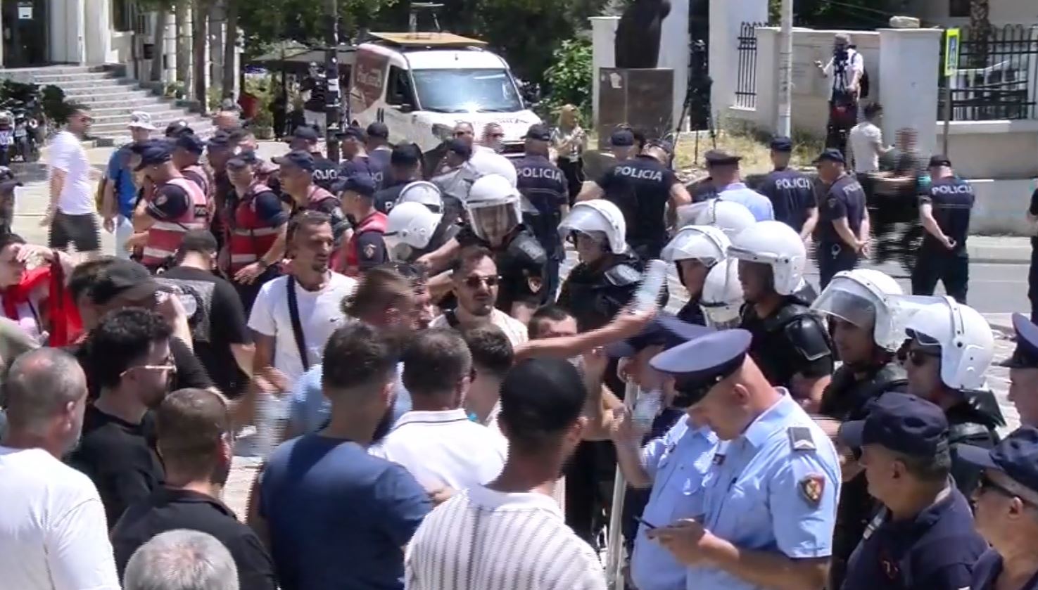Protesta më solidare  Mes temperaturave të larta qëndrojnë para Kuvendit  protestuesit iu japin ujë policëve  VIDEO 