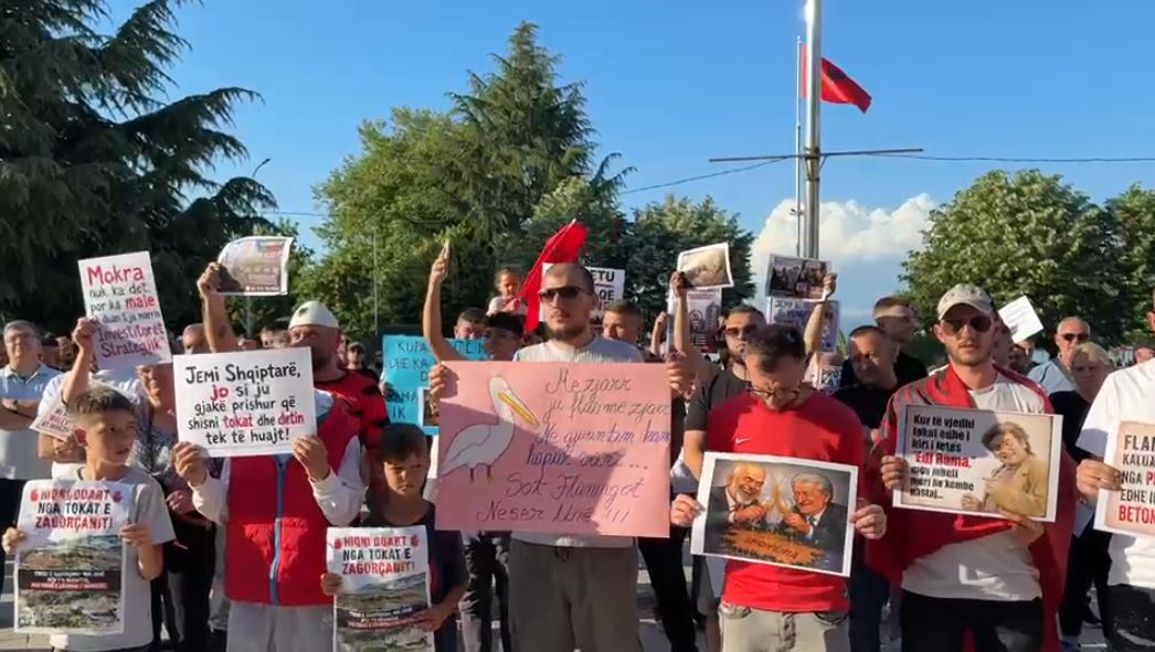 “Gjino fikun…jo pallatin buzë liqenit!”/ Qytetarët protestë 