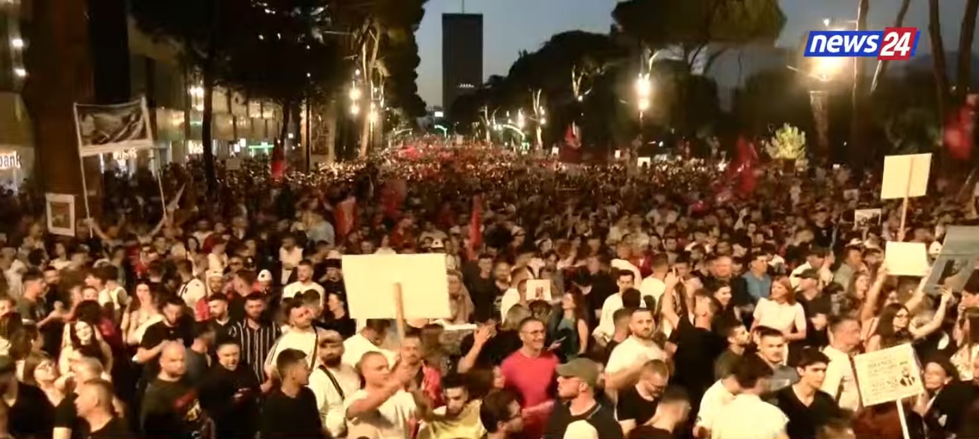 Protestë historike në Tiranë/ Sheshi i mbushur si asnjëherë 