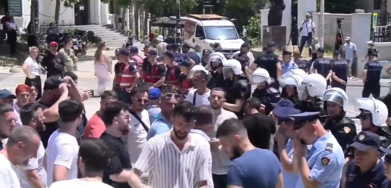 Policia iu kërkon të lirojnë rrugën para Kuvendit   Analfabetë   protestuesit  S do të lejojmë të kalojnë hajdutët