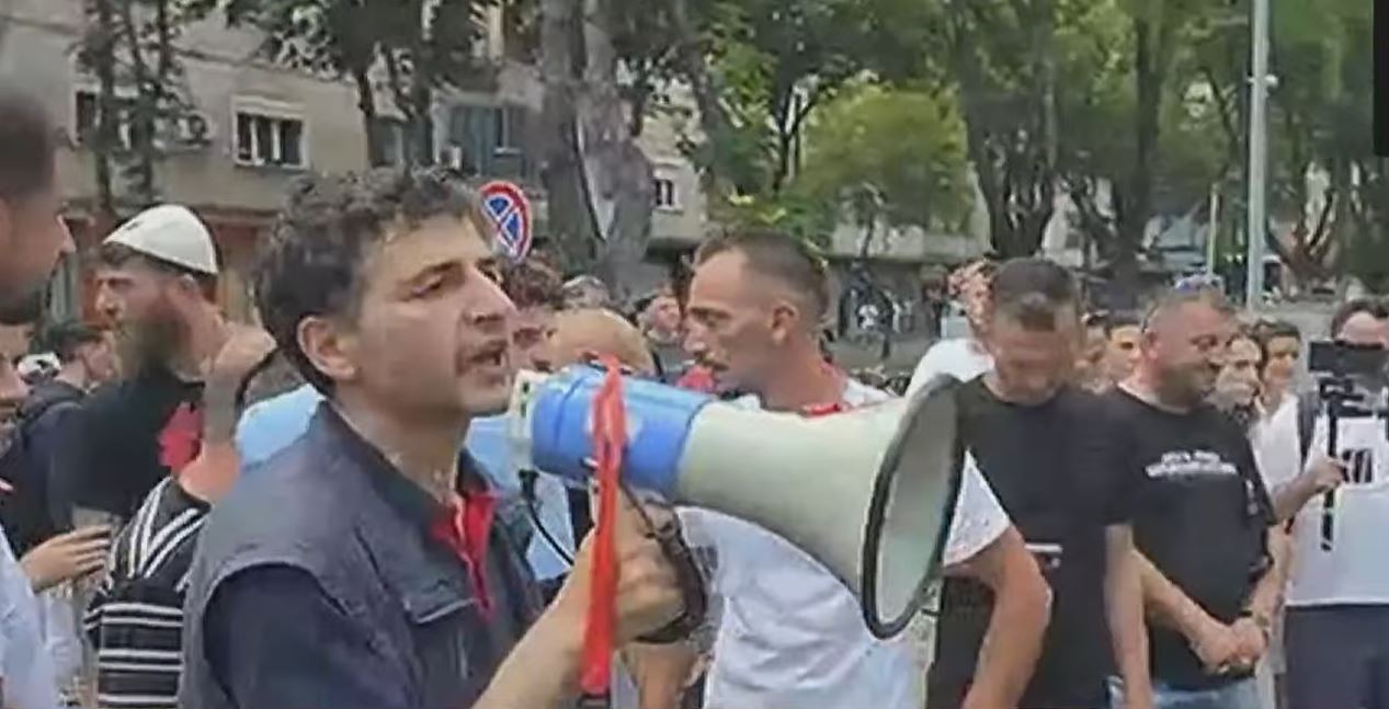  I tërhoqën zvarrë   protestuesit thirrje për lirimin e të shoqëruarve  Do të rrimë këtu  edhe nëse shkelin mbi trupat tanë 