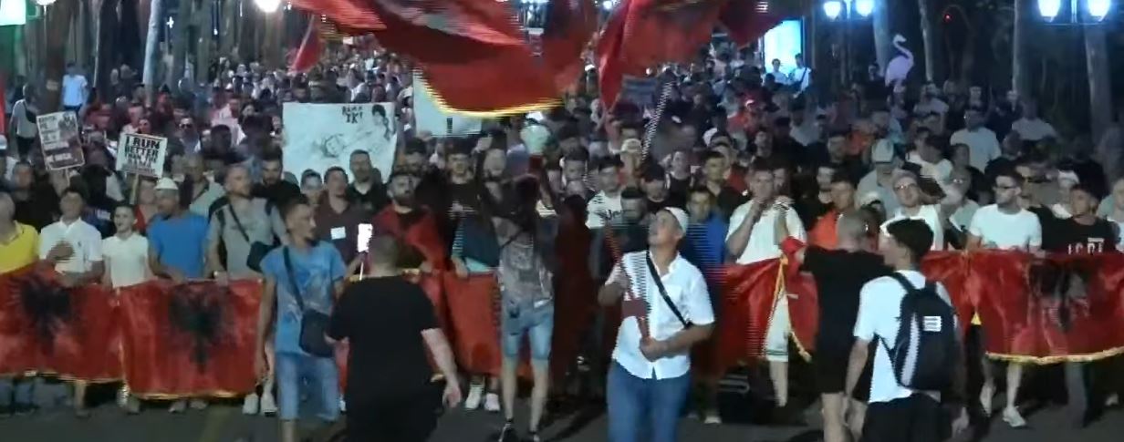 LIVE  Tubimi kundër qeverisë  vijon marshimi për dorëheqjen e kryeministrit  Protestuesit  Rama  Sala f ck you  PD  PS këlysha   