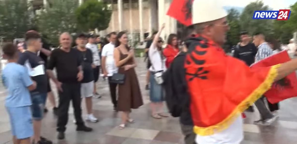 LIVE- Protesta e 12 në Tiranë! Shqiptarët kërkojnë dorëheqje