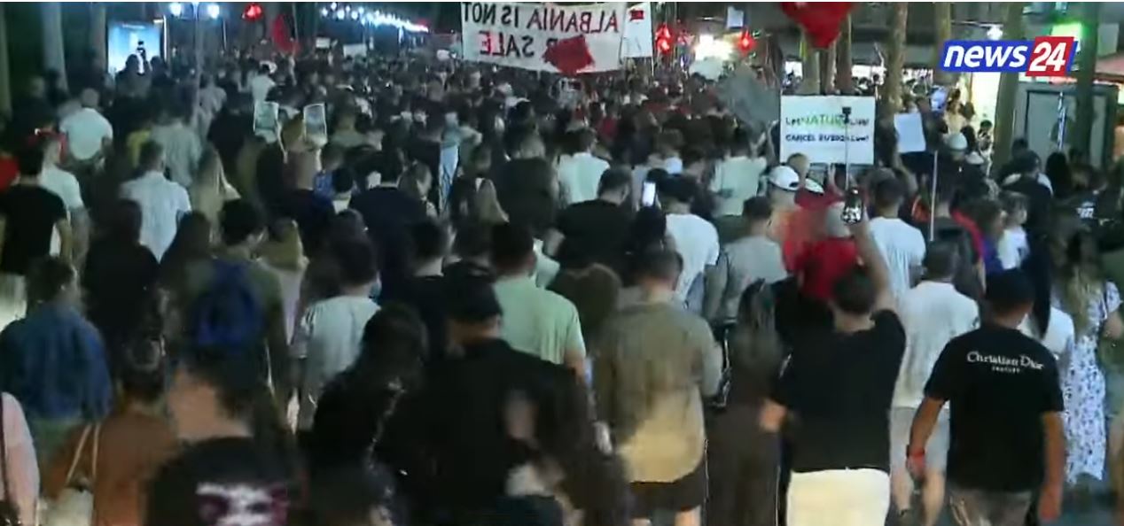 LIVE   U mbush kupa  Rama jep dorëheqjen   Protestuesit të pandalshëm  marshim kilometrik në Tiranë  pjesëmarrje historike